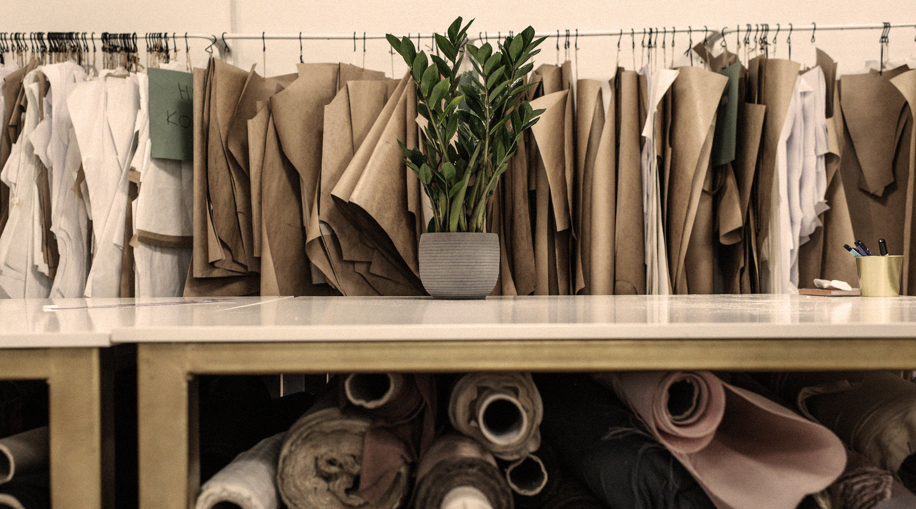 Stoffe, Schnittmuster und eine Pflanze