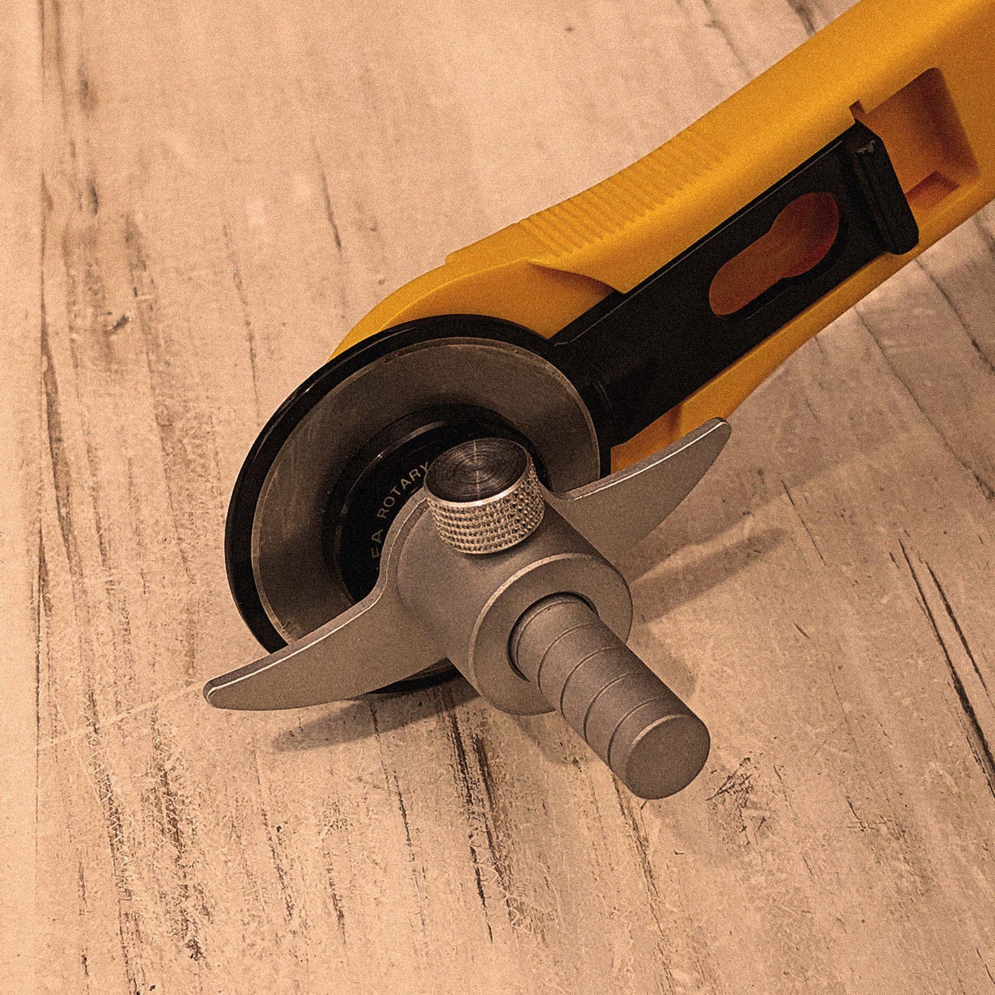 Rollschneider mit angebrachter Zuschneidehilfe