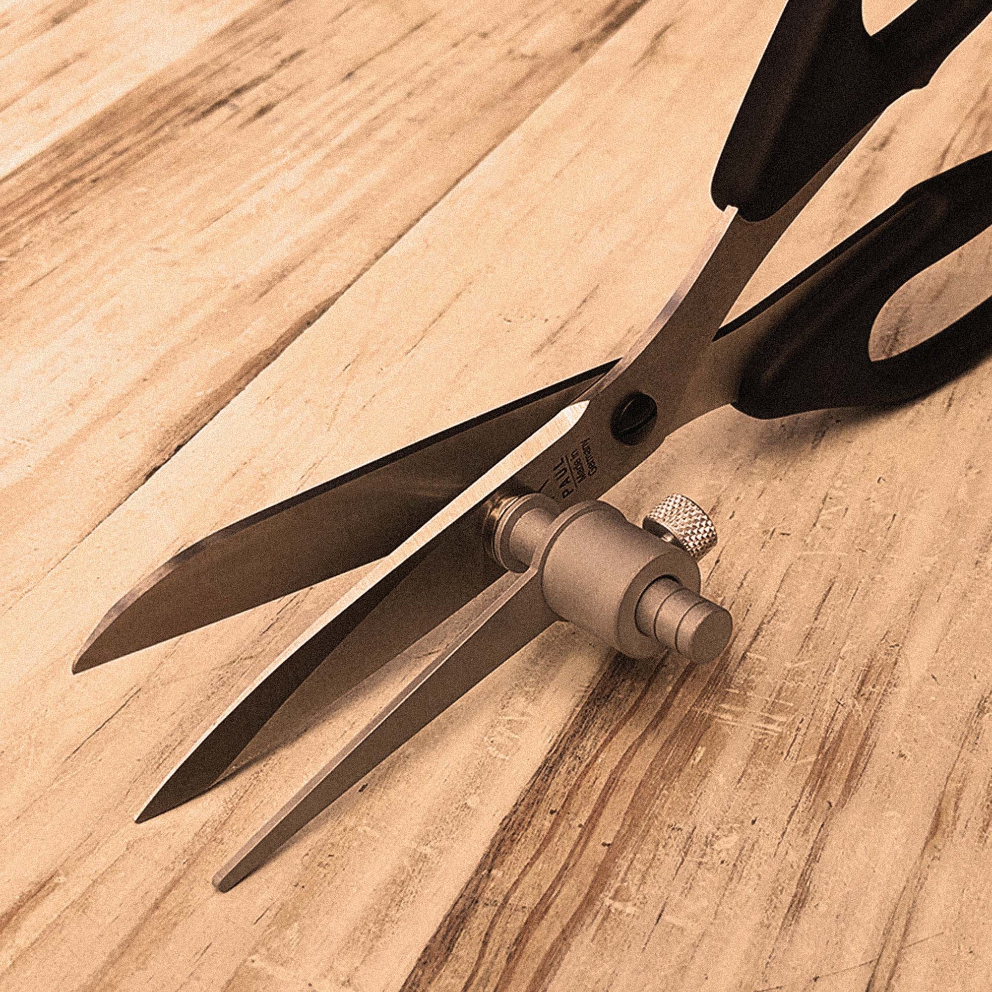 Stoffschere mit angebrachter Zuschneidehilfe